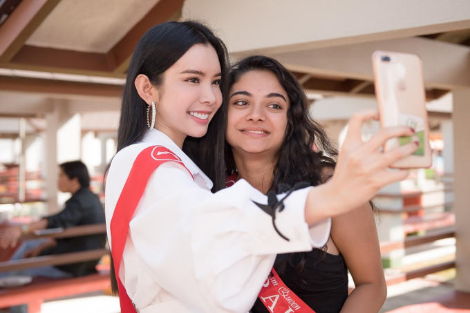 Huỳnh Vy c&ugrave;ng d&agrave;n th&iacute; sinh Miss Tourism Queen Worldwide 2018 gửi lời ch&uacute;c ng&agrave;y Phụ nữ Việt Nam 2018