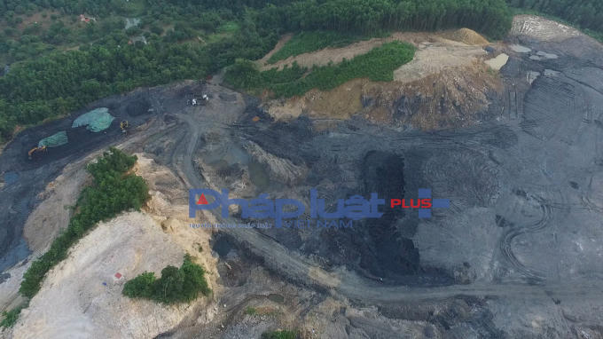 Một vùng rộng lớn cả nghìn mét vuông đã bị xúc nham nhở.