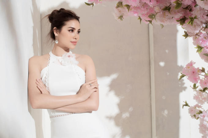 Sự bắt mắt của bộ trang phục còn phải kể set phụ kiện thời thượng cùng đôi cao gót tôn dáng của đương kim Hoa hậu Hoàn vũ Việt Nam.