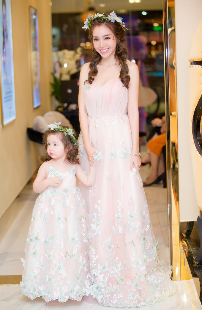 Cadie xinh như công chúa, lần đầu catwalk diễn BST đầu tiên của mẹ Elly.