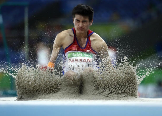 VĐV Wang Hao của Trung Quốc giành HCB ở môn nhảy xa của nam giới. (Ảnh: Reuters)