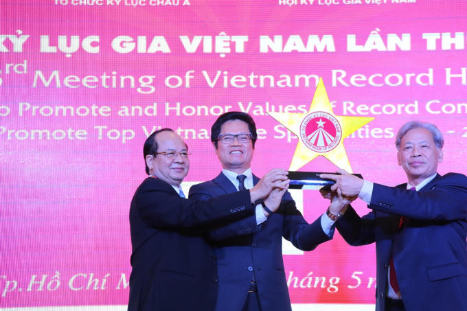 Gi&aacute;o sư, Viện sĩ Ho&agrave;ng Quang Thuận &ndash; Chủ tịch Hội đồng S&aacute;ng lập Tổ chức Kỷ lục Việt Nam v&agrave; TS Thang Văn Ph&uacute;c &ndash; Chủ tịch TW Hội Kỷ lục gia Việt Nam trao tặng biểu tượng Ng&ocirc;i sao đặc biệt của Kỷ lục Việt Nam đến TS Vũ Tiến Lộc.