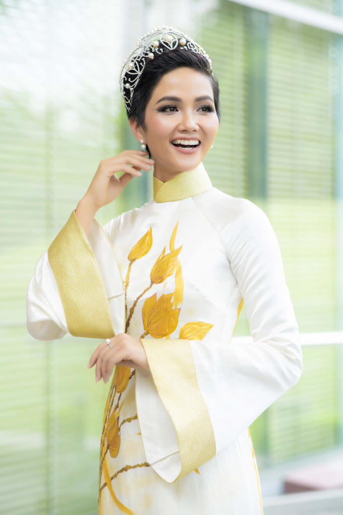 Hoa hậu H'hen Ni&ecirc; đội vương miện, khoe vẻ đẹp dịu d&agrave;ng trong t&agrave; &aacute;o d&agrave;i