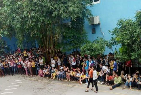 Đây là lần thứ 2 công nhân thuộc Công ty TNHH giày Venus Việt Nam đóng tại huyện Hà Trung đình công đòi quyền lợi