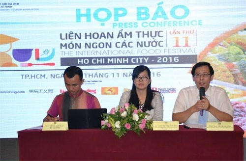 Ban tổ chức giới thiệu về liên hoan tại buổi họp báo. Ảnh: Hùng Khoa.