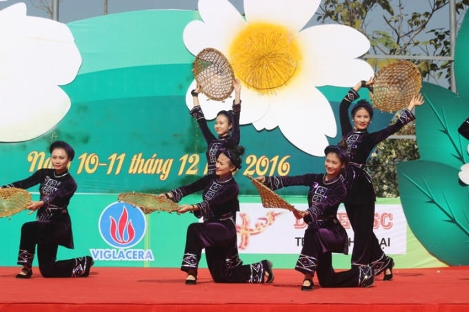 Quảng Ninh: Biển người n&aacute;o nức tham gia Hội hoa sở 2016