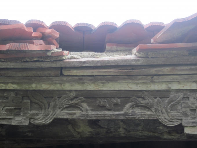 Mái ngói nhiều chỗ bị vỡ, thiếu trên hụt dưới và luôn bị dột mỗi khi mưa đổ. Nước mưa theo đó xâm nhập và hủy hoại những thân xà thân cột bằng gỗ đã già nua, mục ruỗng khiến ngôi đình ngày càng yếu hơn.