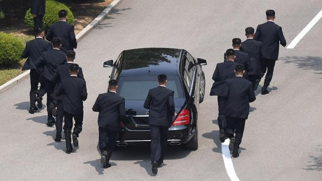 Giống như các xe chở nguyên thủ khác, chiếc limousine này cũng có khả năng chống chọi với các vụ nổ mìn và thiết bị nổ, sử dụng loại lốp run-flat để có thể tiếp tục di chuyển với vận tốc 80 km/h sau khi bị thủng. (Ảnh: AFP)