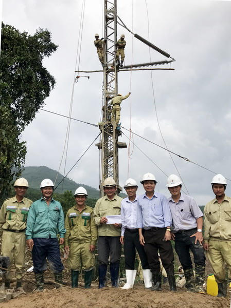 Đại diện Lãnh đạo Tổng công ty và Lãnh đạo các đơn vị thuộc EVNNPT thăm và tặng quà CBCNV trên công trường: