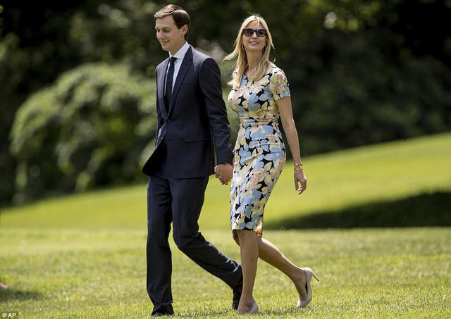 Tháp tùng Tổng thống Trump trong chuyến công du nước ngoài đầu tiên còn có con gái lớn Ivanka, chàng rể Jared Kushner đồng thời là cố vấn cấp cao của Tổng thống. (Ảnh: AP)