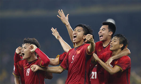Hậu vệ chủ nhà phá ra đúng tầm Huy Hùng ập vào, anh sút bóng chạm tay thủ môn Marlias rồi bay vào lưới. (Ảnh: Vnexpress)