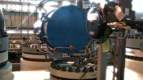 Cận cảnh dàn máy móc hiện đại bên trong nhà máy khai thác vàng.