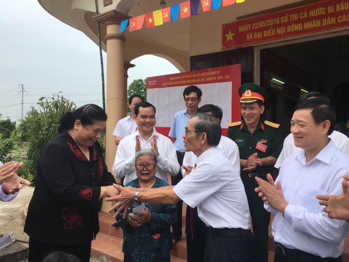 Phó Chủ tịch Quốc hội tiếp xúc với cử tri tại tổ bầu cử số 10, thôn Lương Xá, xã Yên Bắc, huyện Duy Tiên.