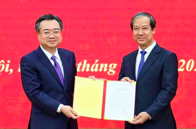 Trưởng Ban Chính sách, chiến lược Trung ương Nguyễn Thanh Nghị trao quyết định của Bộ Chính trị cho ông Nguyễn Kim Sơn.