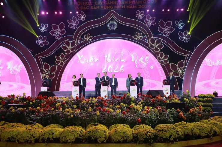 Các đại biểu cắt băng khai mạc lễ hội.