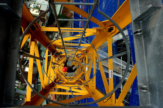 Để bắt đầu công việc mỗi ngày, Lợi phải leo thang bộ từ dưới lên cẩu tháp.