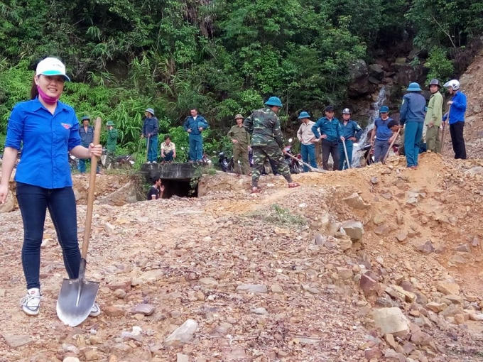 Chính quyền xã Cao Quảng đã huy động toàn lực lượng khắc phục tạm thời, giúp việc đi lại bớt khó khăn hơn, con em của xã được đến trường.