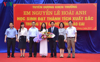 Lãnh đạo nhà trường trao bằng khen cho học sinh Nguyễn Lê Hoài Anh.