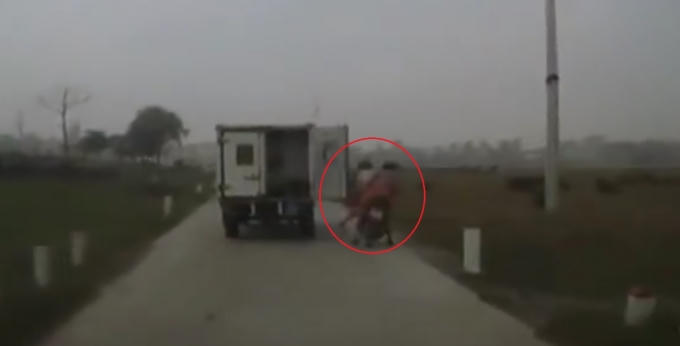 C&aacute;nh cửa th&ugrave;ng xe chuy&ecirc;n dụng đập mạnh khiến 2 người điều khiển xe m&aacute;y ng&atilde; cắm đầu xuống ruộng.