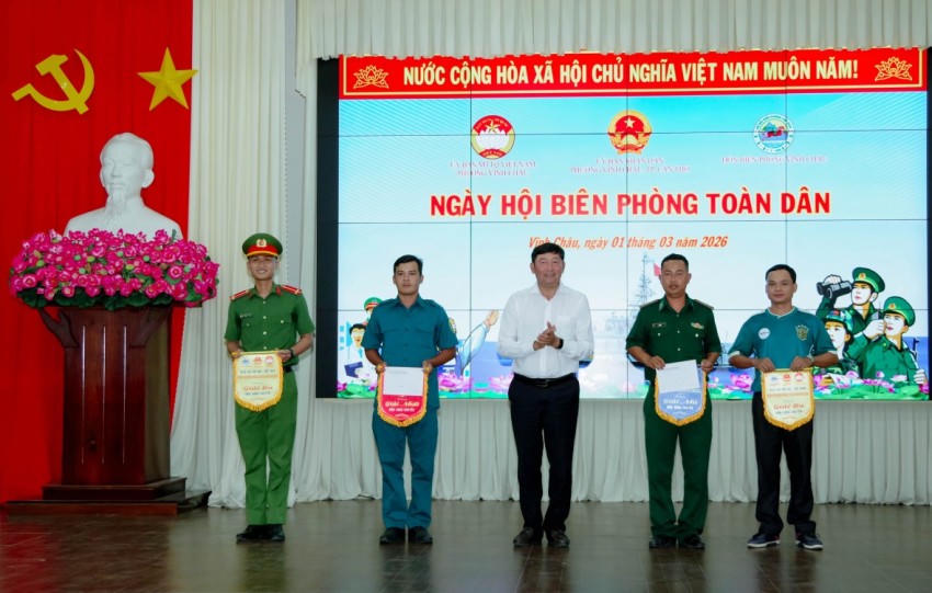 Trao giải cho các đội đạt giải cao trong tham gia thi đấu thể thao và các trò chơi dân gian.