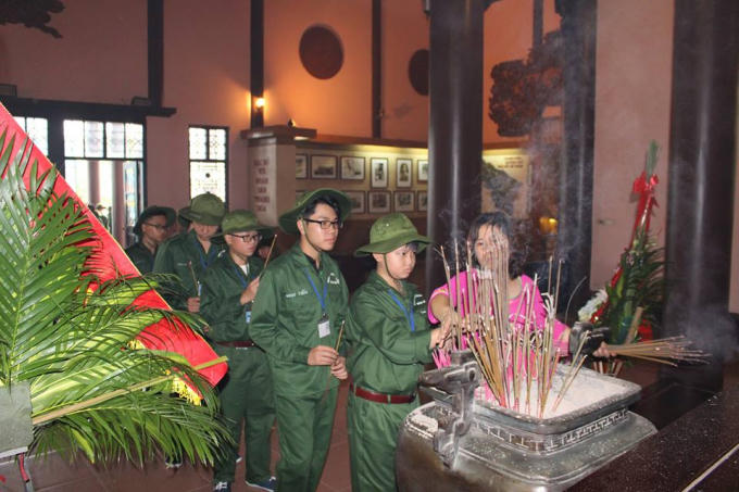Các ''chiến sĩ nhí'' dâng hương tại Khu tưởng niệm Bác Hồ trước khi lên đường tham gia học kỳ quân đội. Ảnh: FB Học kỳ quân đội Thanh Hóa