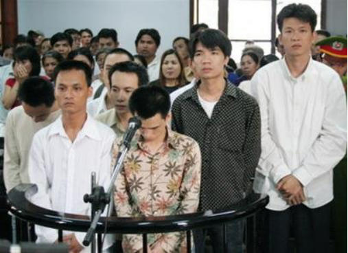 Hà “Lê” đứng trước vành móng ngựa.