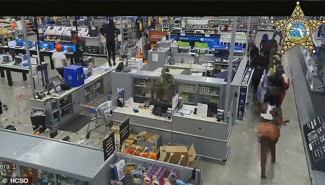 Theo thông báo từ cảnh sát, vụ việc xảy ra từ lúc 21h10 khi đám đông tập trung bên ngoài siêu thị Walmart. Vào thời điểm đó, siêu thị đã đóng cửa do các cuộc biểu tình bùng phát sau cái chết của công dân da màu George Floyd hôm 25/5.