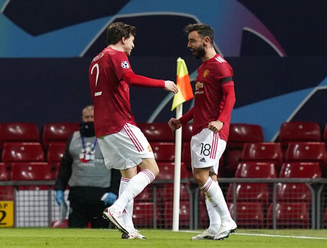 Các cầu thủ Man Utd ăn mừng sau bàn thắng của Fernandes (phải)