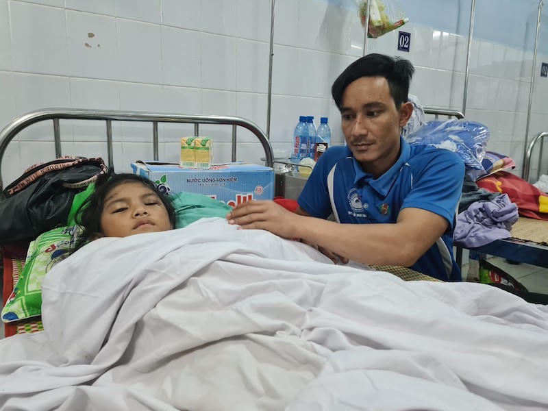 Anh Nguyễn Cao Tùng đang chăm con tại Bệnh viện đa khoa tỉnh Quảng Nam. Ảnh: THANH NHẬT-VTC News