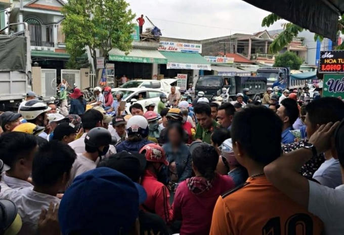 Người phụ nữ có dấu hiệu tâm thần bị cả làng vây giữ vì nghi bắt cóc trẻ em.