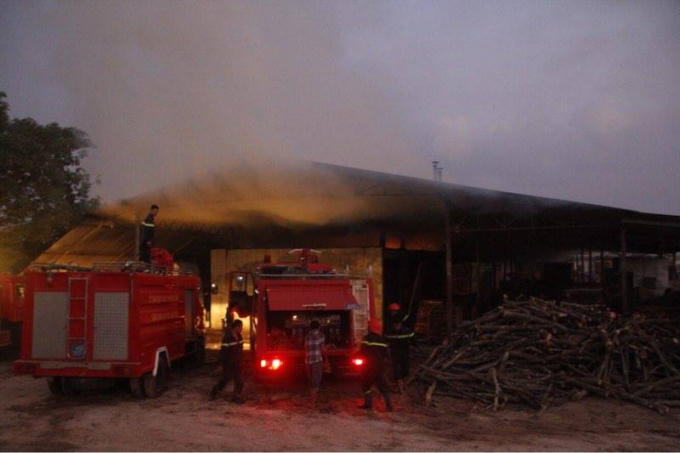 Đám cháy lớn phải điều động 6 xe chữa cháy ứng cứu.