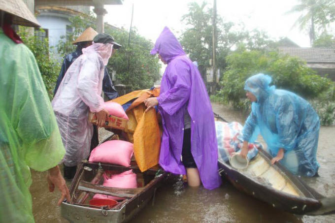 Vận chuyển quà bằng đò.