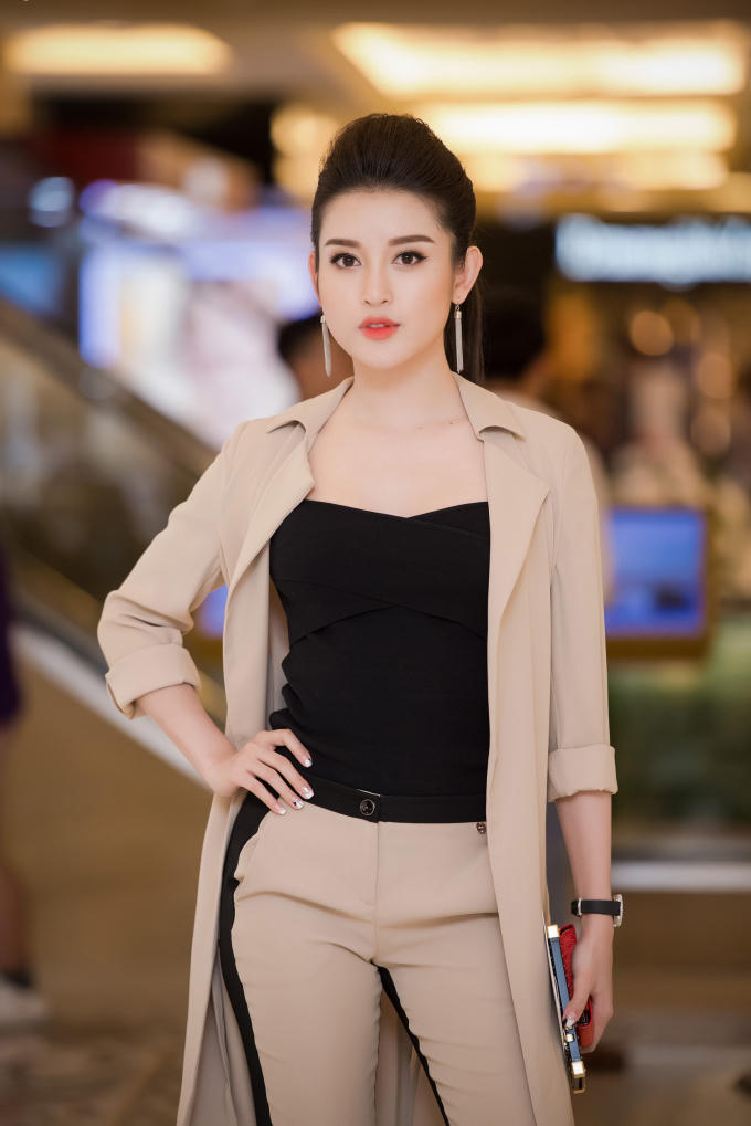 Huyền My đẹp hút hồn khi đổi phong cách cá tính dự tiệc .