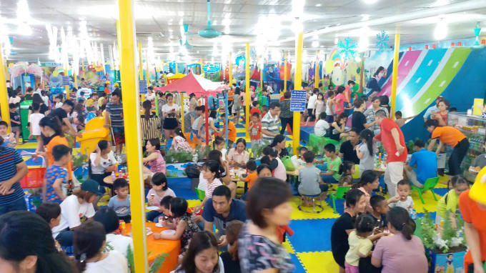 Thời tiết cuối kỳ nghỉ lễ đang nóng dần lên, nhiều gia đình lựa chọn các khu vui vơi trong nhà khiến các điểm này trở nên nghẹt thở, quá tải..