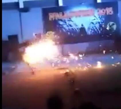 Hình ảnh nữ sinh bị tháo chạy khi ngọn lửa bao trùm cơ thể (anh cắt từ clip).