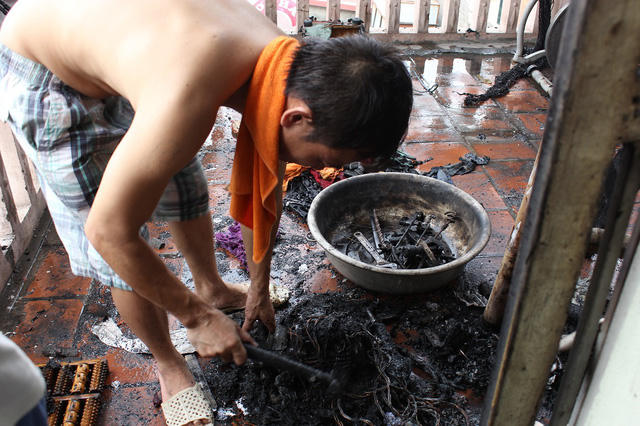 Nhũng vật dụng đã bị ngọn lửa thiêu rụi. Ảnh: Trần Thanh