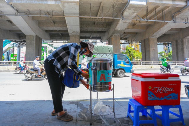 Dự kiến những ngày tới, anh Việt Anh sẽ tăng thêm nhiều điểm cung cấp trà chanh miễn phí cho mọi người.