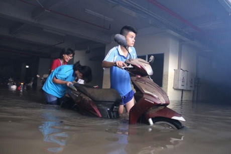 Nước ngập sâu tại hầm giữ xe dãy nhà AH, KTX ĐH Quốc gia TP.HCM