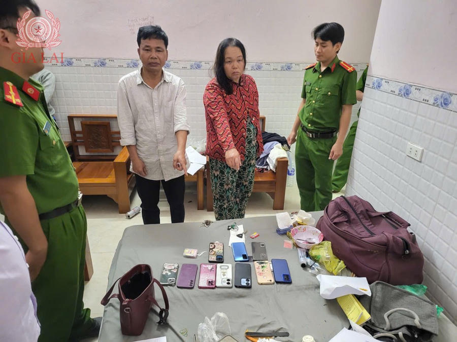 Hai vợ chồng đạo chính Nguyễn Quang Tuấn và Nguyễn Thị Chung cùng tang vật là hàng chục chiếc điện thoai. (Ảnh: Công an tỉnh Gia Lai)