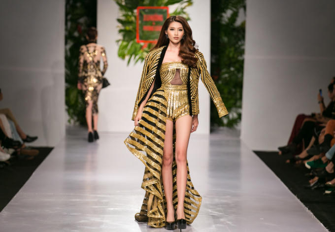 Quỳnh Châu diện đầm xẻ táo bạo trình diễn vedette trong show Lý Giám Tiền