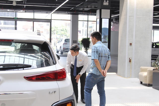 Dù có thông tin Thủ tướng cho giảm phí trước bạ 50% xe trong nước, song chưa có thời điểm có hiệu lực nên người dân vẫn chủ yếu đi nghe ngóng