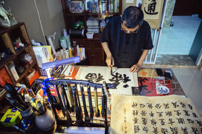 Ngoài việc gắn bó chặt chẽ và giúp đỡ chia sẻ với những nghệ nhân thợ giỏi trong làng trong việc phục chế những sản phẩm cổ truyền có liên quan đến văn tự chữ Nho trên bình lọ, đồ thờ cúng.