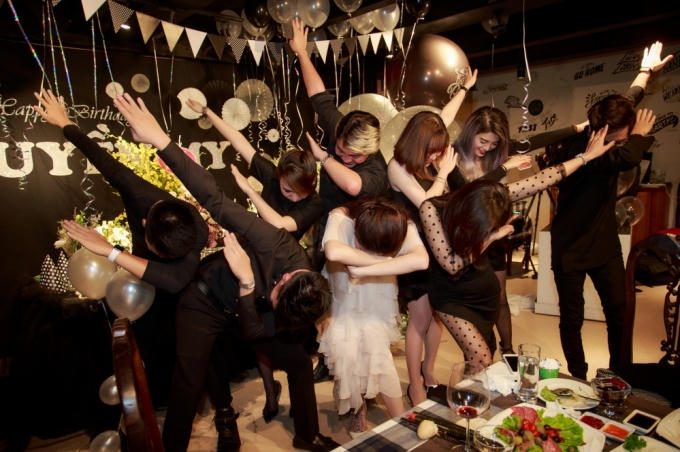 Á hậu Huyền My hạnh phúc đón tuổi mới bên bố mẹ