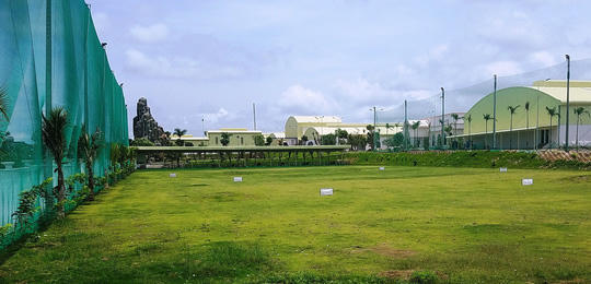 Sân tập golf bên trong khuôn viên 71.200m2 được cho thuê để thực hiện nhà máy.