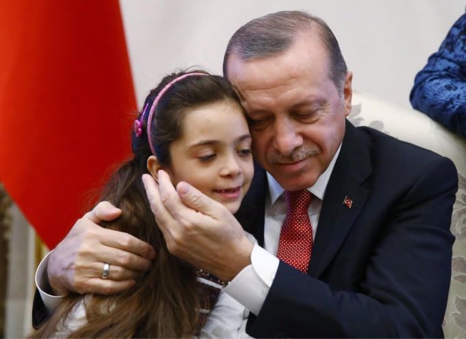 Tổng thống Erdogan trìu mến ôm bé Bana vào lòng.
