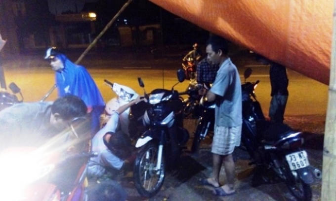 Nhiều phương tiện chết máy khi đi quan những khu vực ngập úng trong sáng 25/5.