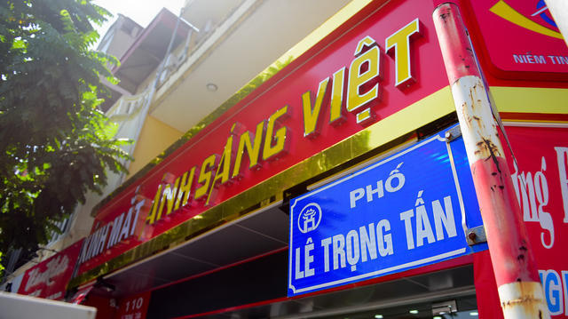 Những biển quảng cáo bắt mắt, nhiều màu sắc, kích cỡ được các chủ cửa hàng thay thế cho biển "đồng phục".