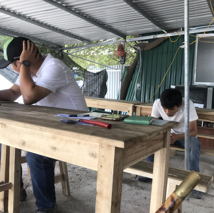 “Trung tâm” điều hành dạy thực hành lái xe luôn được túc trực - kiêm thu tiền, hướng dẫn học viên.