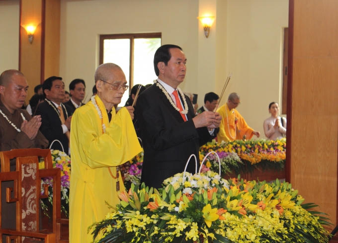 Chủ tịch nước dâng hương tại buổi lễ.