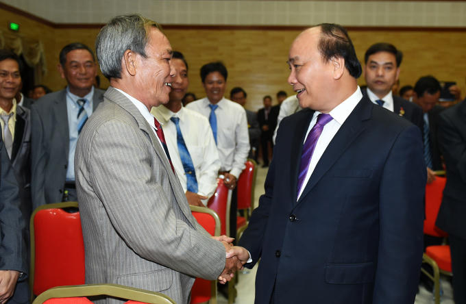 Thủ tướng Nguyễn Xuân Phúc thăm hỏi người Việt tại Campuchia.